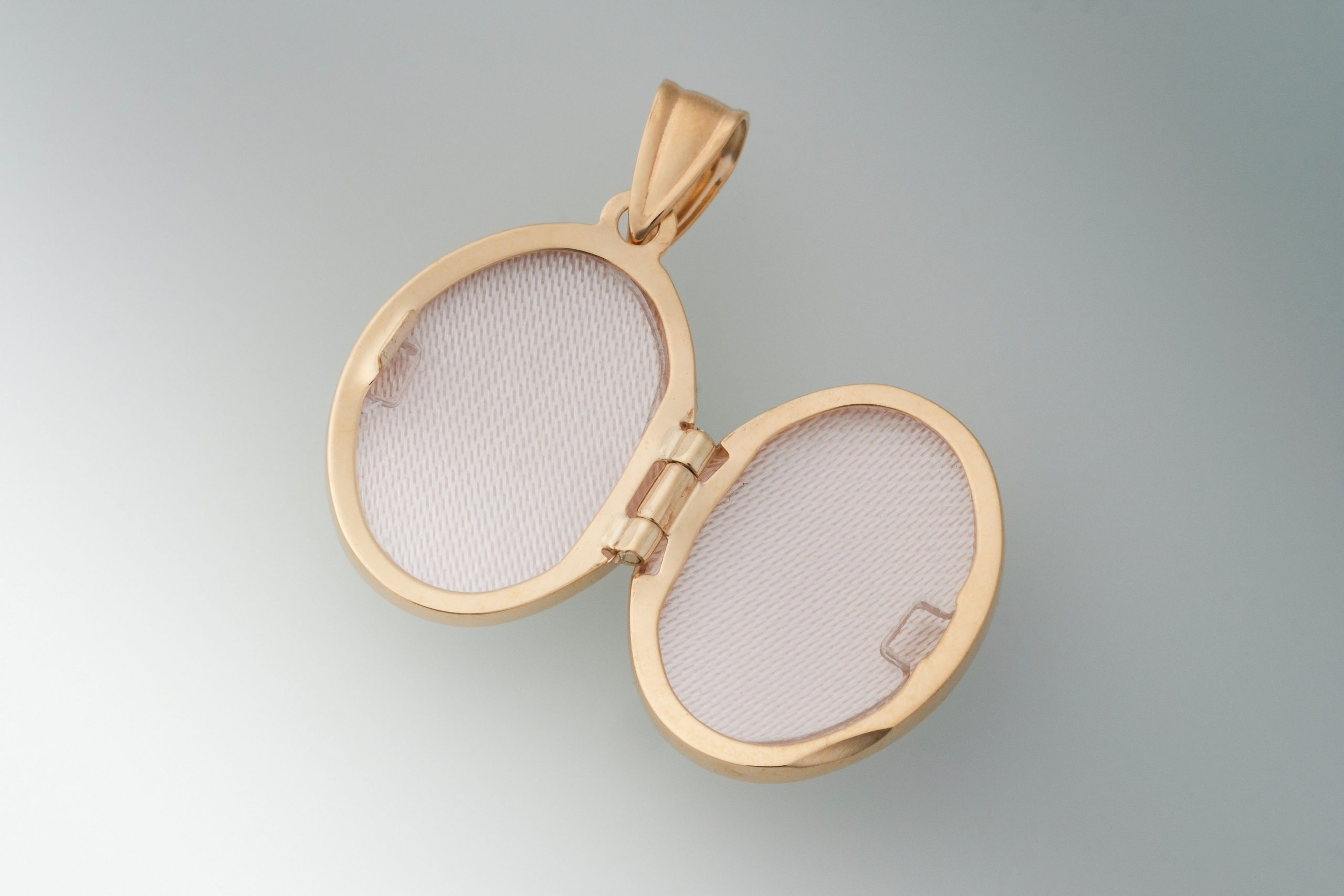 9KT Yellow Gold Oval Locket 13mm X 17mm - Image 2
